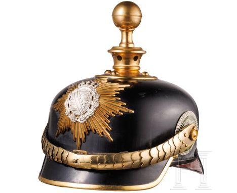 Helm für Unteroffiziere der Königlich Sächsischen Feldartillerie, um 1900  Glocke aus schwarzem Lackleder (vereinzelt kleine 