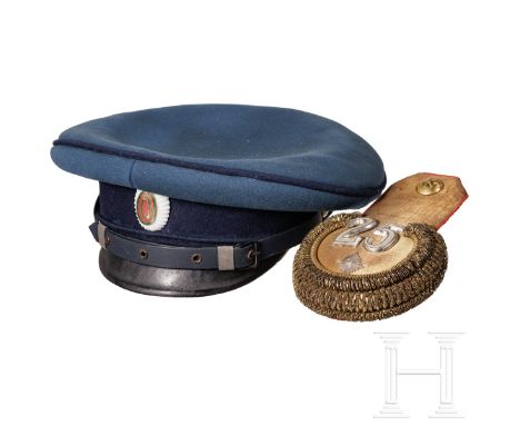 Schirmmütze für Offiziere (wohl Militärarzt) und eine Epaulette für einen Oberleutnant, Erster Weltkrieg  Deckel aus dunkelbl