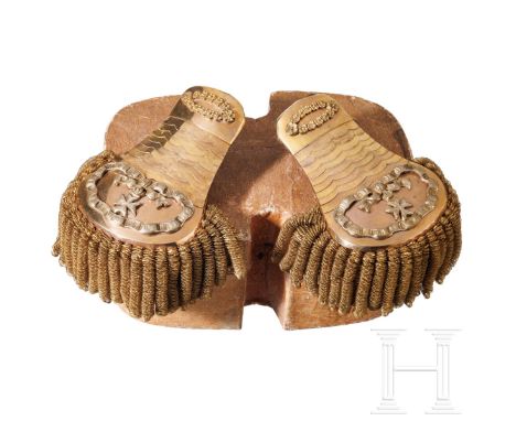 Ein Paar Epauletten des Malteserordens, 19./20. Jhdt.  Feld und Schieber aus vergoldetem Buntmetall mit aufgelegtem metallene