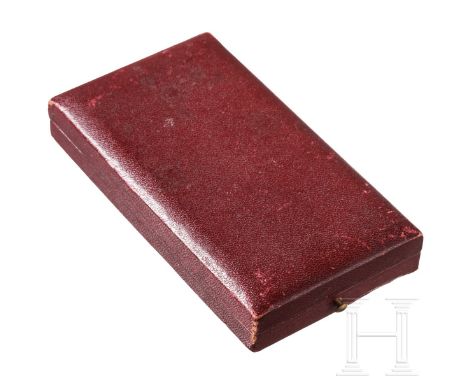 Verleihungsetui zum Orden der Eisernen Krone 3. Klasse  Rechteckiges Etui mit weinrotem Bezug (partiell berieben, vereinzelt 