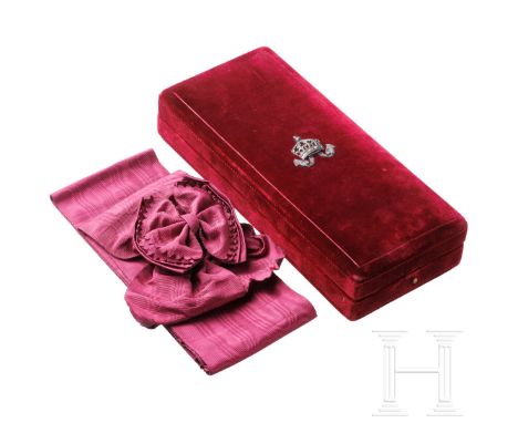 St.-Alexander-Orden - Etui zur 1. Klasse mit Brillanten  Weinrotes Verleihungsetui, samtbezogen. Deckel mit aufgelegter, vers