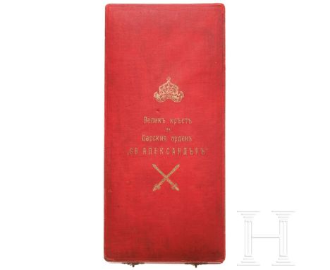 Etui für das Großkreuz des St.-Alexander-Ordens mit Schwertern und den Bruststern mit Schwertern  Rotes Verleihungsetui mit i