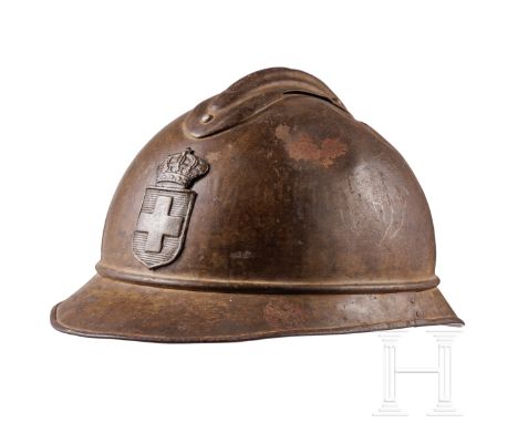 Stahlhelm M 15 (Adrian) für Mannschaften der griechischen Armee  Stahl, in braunem Khakiton lackiert (kleiner Riss, Rostspure