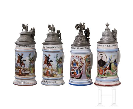 Vier Reservistenkrüge der kgl. bayr. Feldartillerie, 1899 - 1906  1/2-Liter-Porzellankrüge mit farbig gedrucktem bzw. handbem
