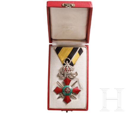 Militärverdienstorden - Kreuz der 5. Klasse mit Krone  Buntmetall versilbert, teils emailliert, Emaille minimal gechippt. Rs.