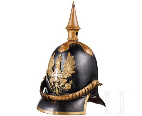 Helm M 1842 für Unteroffiziere der Infanterie  Hohe, schwarz lackierte Lederglocke, Buntmetallbeschläge (berieben) mit Nacken