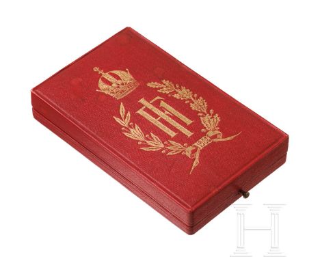 Etui für die Jubiläumsmedaille 1908  Rot bezogenes Etui (etwas bestoßen und fleckig), auf dem Deckel die golden aufgedruckte 