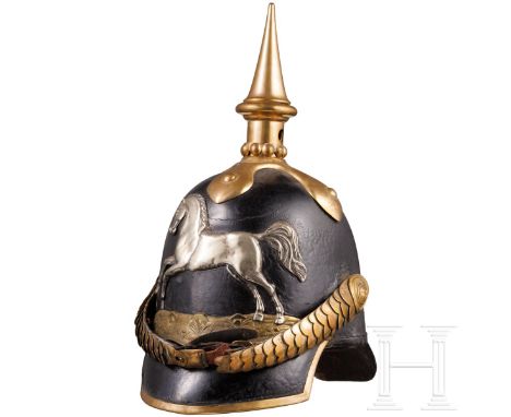 Helm M 1849 für Mannschaften der Infanterie, um 1850  Hohe, schwarz lackierte Lederglocke mit eckigem Vorderschirm, Beschläge