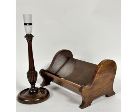 An Edwardian walnut book trough with shaped side ends, (17cm x 30.5cm x 20cm) and an Edwardian mahogany turned table lamp on 