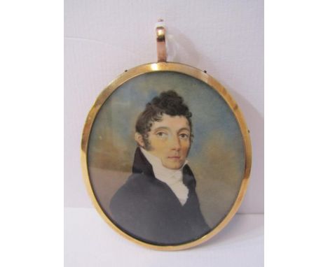 GEORGIAN PORTRAIT MINIATURE PENDANT, a quality portrait on ivory "Gentleman with white cravate" with blue enamel and hair kno
