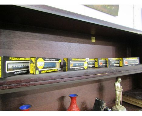 GRAHAM FARISH N gauge locomotives, a number 8305 BR Class 25 diesel engine boxed, No 8404 BR Class 50 diesel boxed, together 