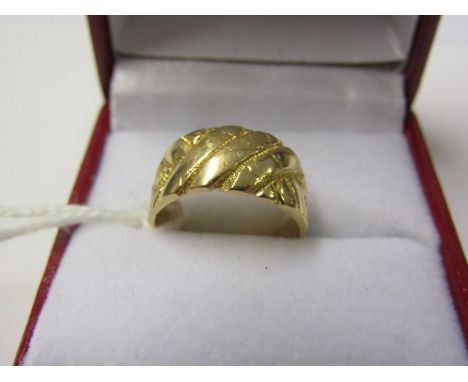 18ct YELLOW GOLD VINTAGE KEEPER STYLE RING, Size 'I/J', 4.6 grms in weight 