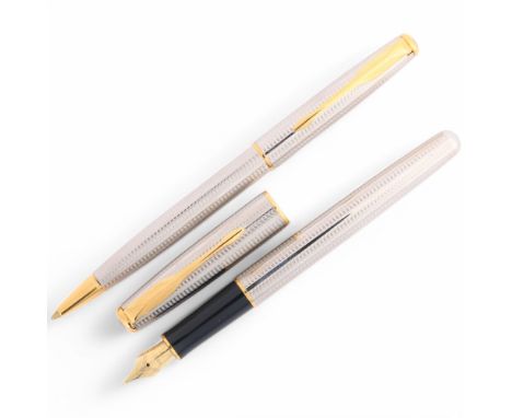 A Parker Senator/Sonnet Cascade fountain and ballpoint pen, fountain pen with 18k nib and converter, both marked to cap Parke