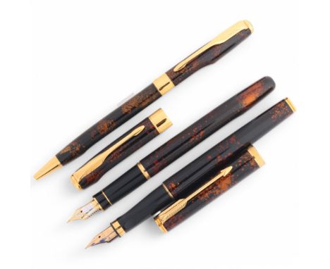 2 Parker Senator/Sonnet fountain pens with 18k nibs and a ballpoint pen, with Chinese lacquer lustre bodies and gilt detail, 