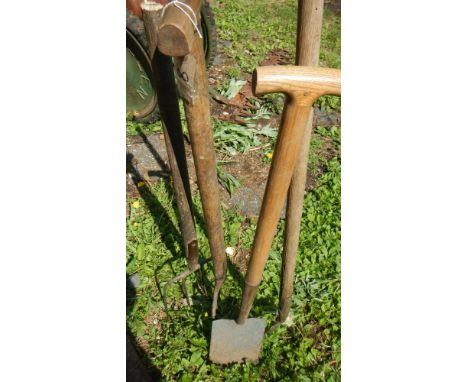A quantity of garden tools