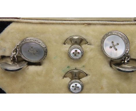 Pair of vintage mother of pearl cufflinks and stud, boxed. P&amp;P Group 1 (£14+VAT for the first lot and £1+VAT for subseque