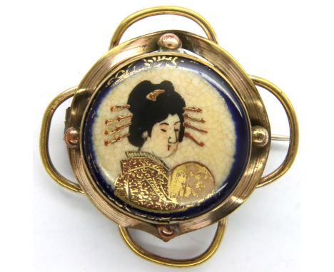 Pinchbeck brooch set with a ceramic panel with Geisha decoration, D: 32 mm. P&amp;P Group 1 (£14+VAT for the first lot and £1