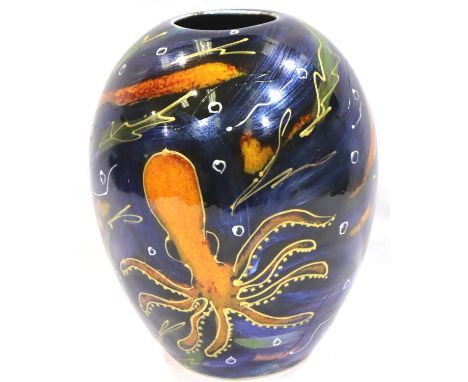 Anita Harris vase in the Octopus pattern, signed in gold, H: 15 cm. No cracks, chips or visible restoration. P&amp;P Group 2 