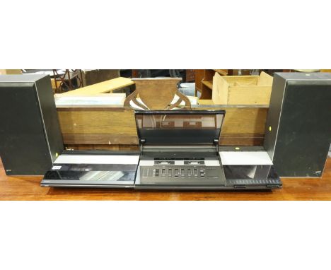 Bang and Olufsen: Beogram CD X, Beocenter 4000 and a pair of Beovox X35 speakers. Not available for in-house P&P, contact Pau