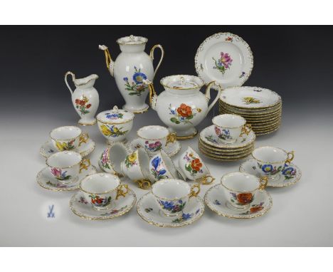 Kaffeeservice mit Blumenmalerei. Meissen. Schwertermarke, 1934-1945, 1. Wahl.             Polychrom bemalt, goldstaffiert. H 