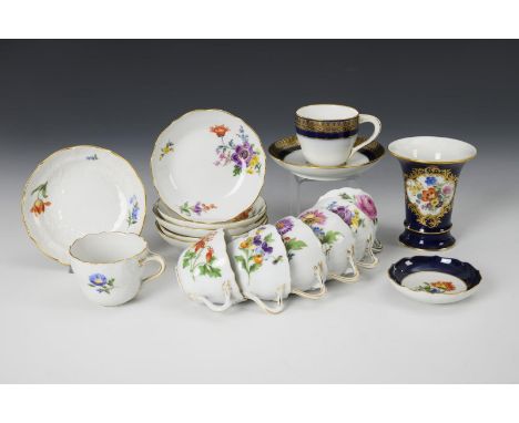 6+1+1 Mokkatassen, Vase und Schälchen mit Blumenmalerei. Meissen. Verschiedene Schwertermarken, ab 1850 - 2. H. 20. Jh., 1. W