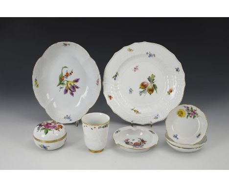 8 Porzellane mit Blumenmalerei. Meissen. Verschiedene Schwertermarken, ab 1850 - 2. H. 20. Jh., 1. Wahl sowie 2 und 4 Schleif