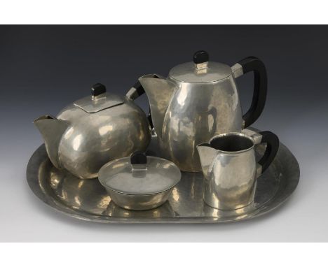 5-teiliges Kaffee- und Teeset mit Tablett. Je gemarkt mit Zusatz "handgeschmiedet deutsches edelzinn" sowie je mit Modell-Nr.