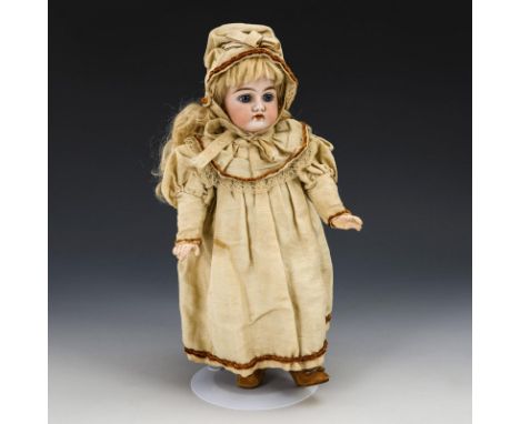 Blondes Puppenmädchen mit alter Kleidung. Heinrich Handwerck. Kopfmarke: 79 3 1/2 Germany. Um 1900.Biskuitporzellan, Masse. L