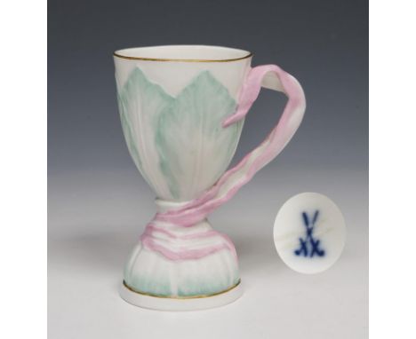 Seltener Jugendstil-Likörbecher. Meissen. Um 1900. Modell von.                     ANDRESEN,             Emmerich    Höhe: 8 