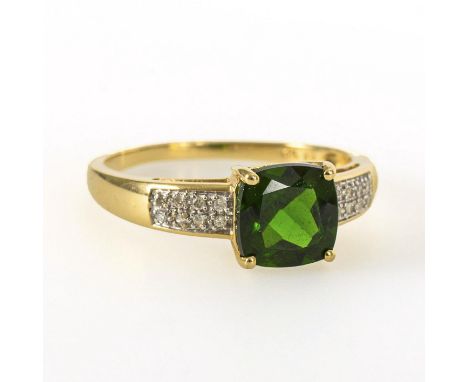 Ring mit Diopsid und kleinen Brillanten.             Gelbgold 585 gestempelt. Diopsid ca. 1,90 ct. Diamanten 8/8 zusammen ca.