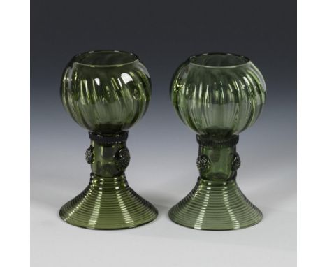 2 barocke Römer. 2. H. 18. Jh. Deutsch.Dunkelgrünes Glas. H 13,5 cm. Kugelige, längsoptisch geblasene Kuppa, zylindrischer Ho