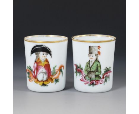 2 barocke Milchglasbecher mit Emailmalerei. 2. H. 18. Jh. Böhmen.             Opalglas, Goldstaffage, polychrome Emailmalerei