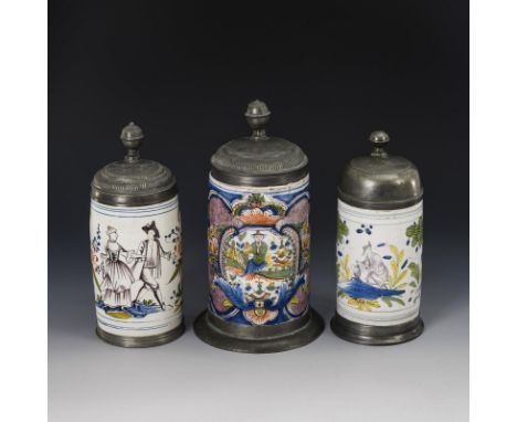 3 barocke Fayence-Walzenkrüge. Thüringen. 18. Jh.             Weiß glasiert, farbige Scharffeuerfarbenmalerei, teils mangange