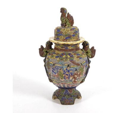 Satsuma Moriage Deckelvase. Japan.             Keramik. H 38,5 cm. 2 kg.             Komplettbemalung mit reliefierter Emailm