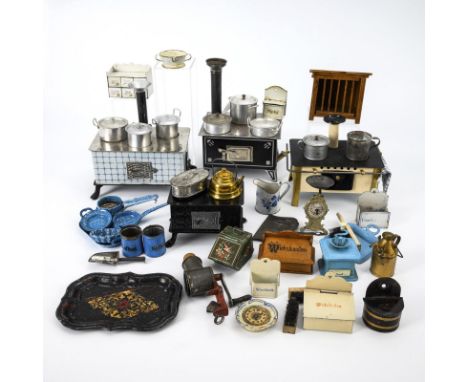 4 kleine Blech-Puppenherde und Küchenzubehör. Um 1900-30.             Vowiegend Blech. H 2 - 21 cm. Ca. 2,5 kg.             V