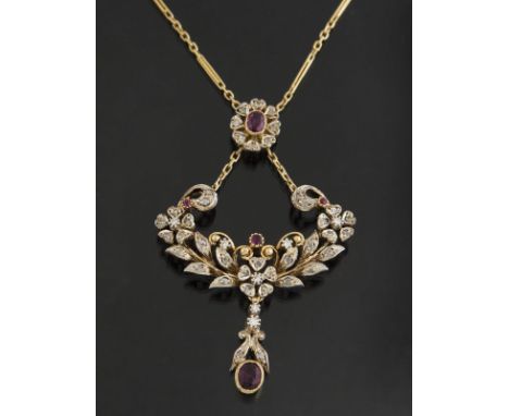 Diamant-Rubin-Collier.  750er Gelbgold (18 kt). Länge: 40,5 cm. 10,6 Gramm. 5 Rubine, zahlreiche kleine Diamanten in Silber-F