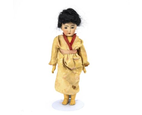 Kleine Japanerin. Simon & Halbig. Kopfmarke: Simon & Halbig Germany 1329. Um 1910.Biskuitporzellan, Masse. L 31 cm. Kurbelkop