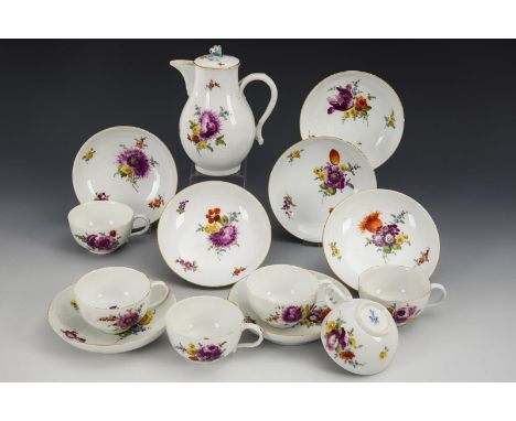 14 Teile eines barocken Kaffeeservice mit Blumenmalerei. Meissen. Schwertermarke mit Punkt und violettem Unterstrich, 1763-17