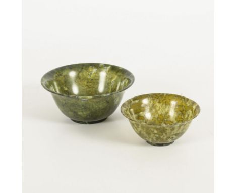 2 Jadeschalen. China.                         Mittelgrüne Schale mit hellen Einschlüssen, H 5,5, Ø 12,5 cm. / Kleinere gelbgr