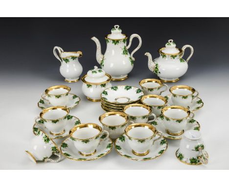 16 Teile eines Kaffee- und Teeservice mit Weinlaubrelief. Meissen. Knaufschwerter, 19. Jh., 1. Wahl.Polychrom bemalt, goldsta