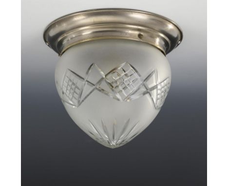 Jugendstil-Deckenlampe. Anfang 20. Jh.             Messing vernickelt, satiniertes farbloses Glas mit Kerbschliff, Elektrifiz