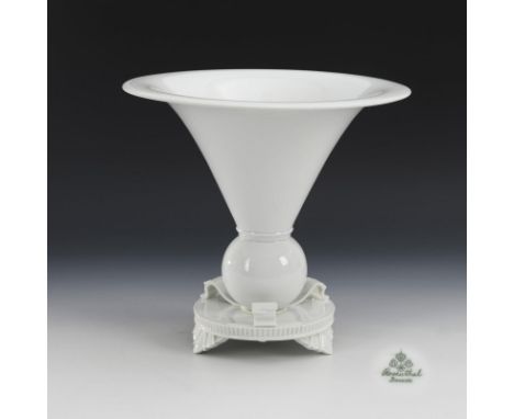 Große Art-déco-Vase. Rosenthal. Marke Zweigwerk Bahnhof Selb, 1930.             Weiß. H 29,5 cm.             Kraterkuppa über