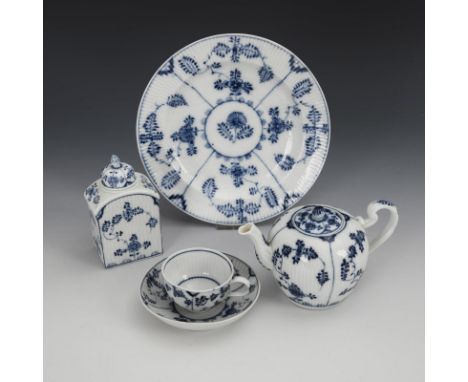 Barockes Teegedeck, Teedose und Teller. Meissen. Verschiedene Schwertermarken, 2. H. 18. Jh.             Unterglasurblaue,  a