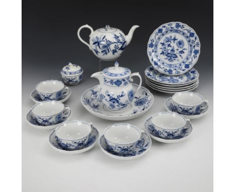 21 Teile eines Zwiebelmuster-Kaffee-/Teeservice. Meissen. Schwertermarke, 2. H. 20. Jh., 1. Wahl sowie 1-4 Schleifstriche.Unt
