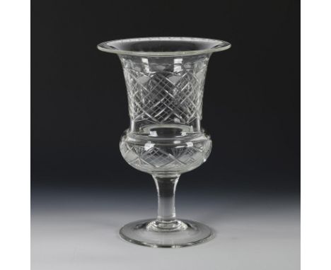 Große Kratervase mit Kerbschliffdekor. 19. Jh.             Farbloses Glas. H 42 cm.             Kraterkuppa, massiver Schaft,