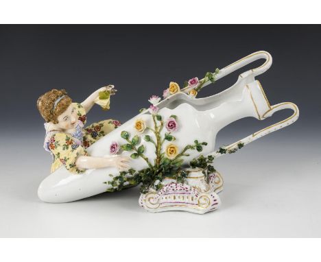 Dame mit Amphore. Passau. Krummstabmarke, ab 1907 - ca. 1922.             Polychrom bemalt, goldstaffiert. H 18,5 cm, L 34 cm