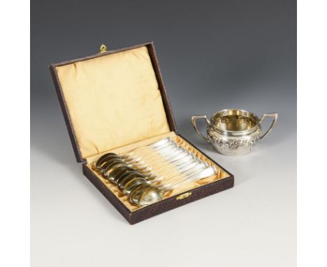 Jugendstil-Zuckerschale und 12 silberne Kaffeelöffel in Etui. Jeweils Halbmond/Krone/800/Firmenzeichen gepunzt. Um 1900.     