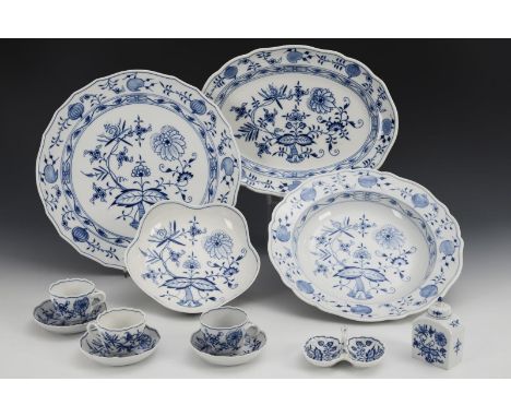 12 Zwiebelmuster-Porzellane. Meissen. Schwertermarke, 2. H. 20. Jh., 1.Wahl - 3 Schleifstriche.             Unterglasurblaue 