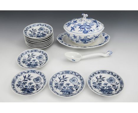 Zwiebelmuster-Terrine, -löffel und 12 -Untertassen. Meissen. Schwertermarke, 2. H. 20. Jh., Löffel 1. Wahl, 1 Schleifstrich u