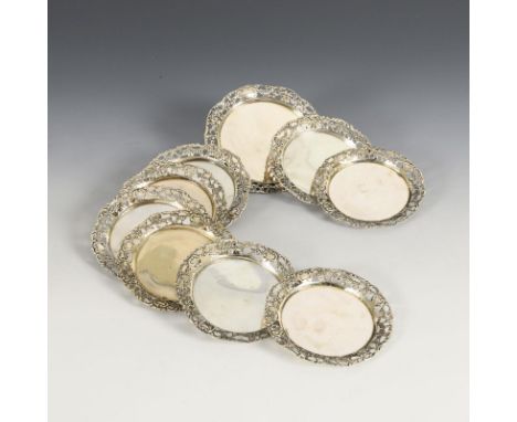 9 silberne Untersetzer. Halbmond/Krone/800 gepunzt. 20. Jh.             Ø max. 12,5 cm. 568 g.             8 + 1 Tellerchen m